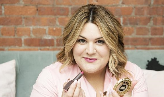 nicolette的搭配比较简单自然,她很擅长用上衣搭配高腰半裙这类的搭配