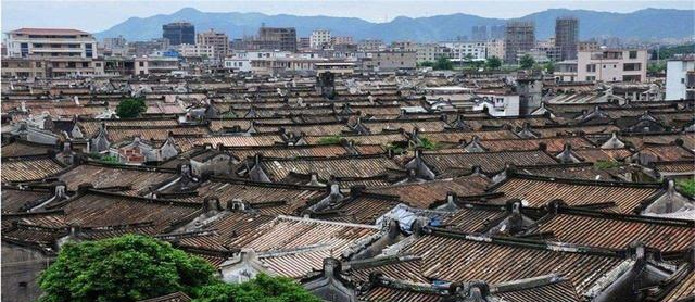 中国的“全国人口第一村”，20多万人几乎一个姓，已有700