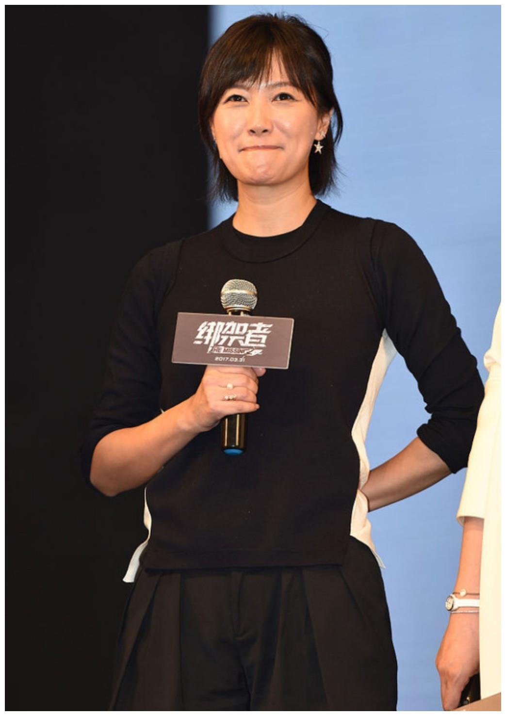 徐静蕾真懂经营自己,v领上衣搭配黑色长裤,减龄又时尚