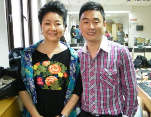 萨日娜的老公是谁 萨日娜现状如何|萨日娜|潘军|杨阳_新浪新闻