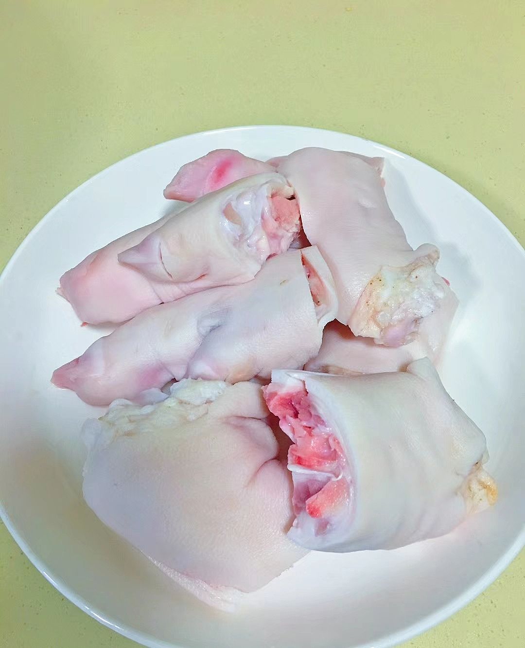 1 / 4 猪手大家都喜欢吃,可以卤,炖煮,红烧,油炸,烧烤!