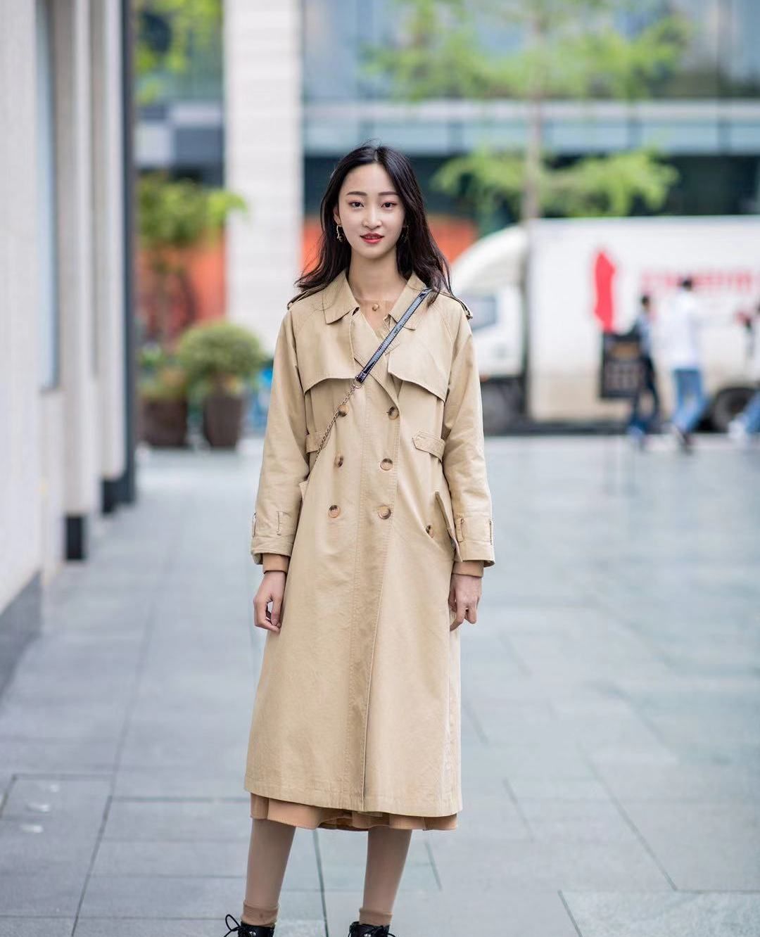 街拍:小姐姐卡其色风衣外套搭配黑色马丁靴,身材纤细笑容甜美_高清