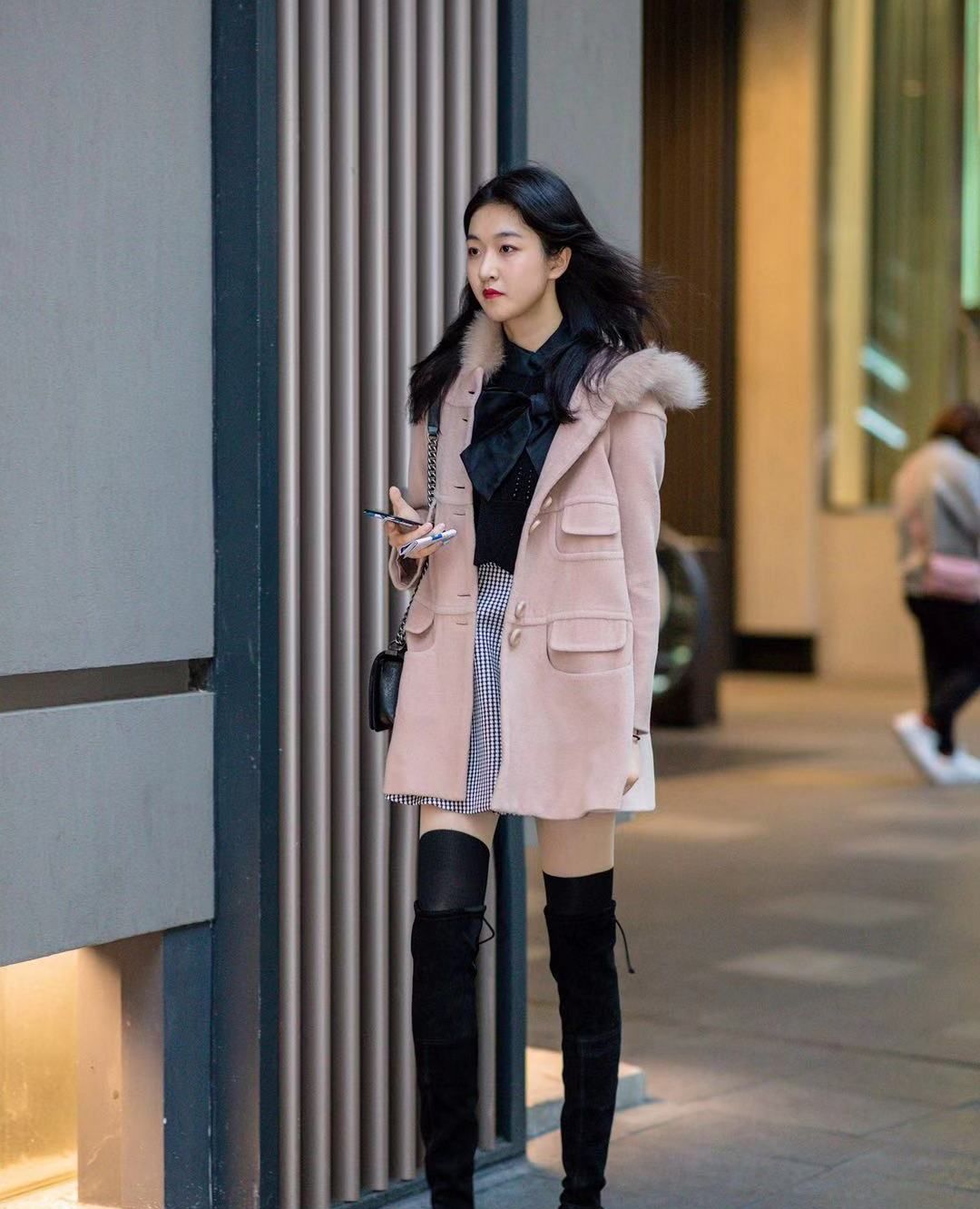 街拍:小姐姐粉色外套搭配黑色过膝长靴,长发飘飘温柔甜美_高清图集