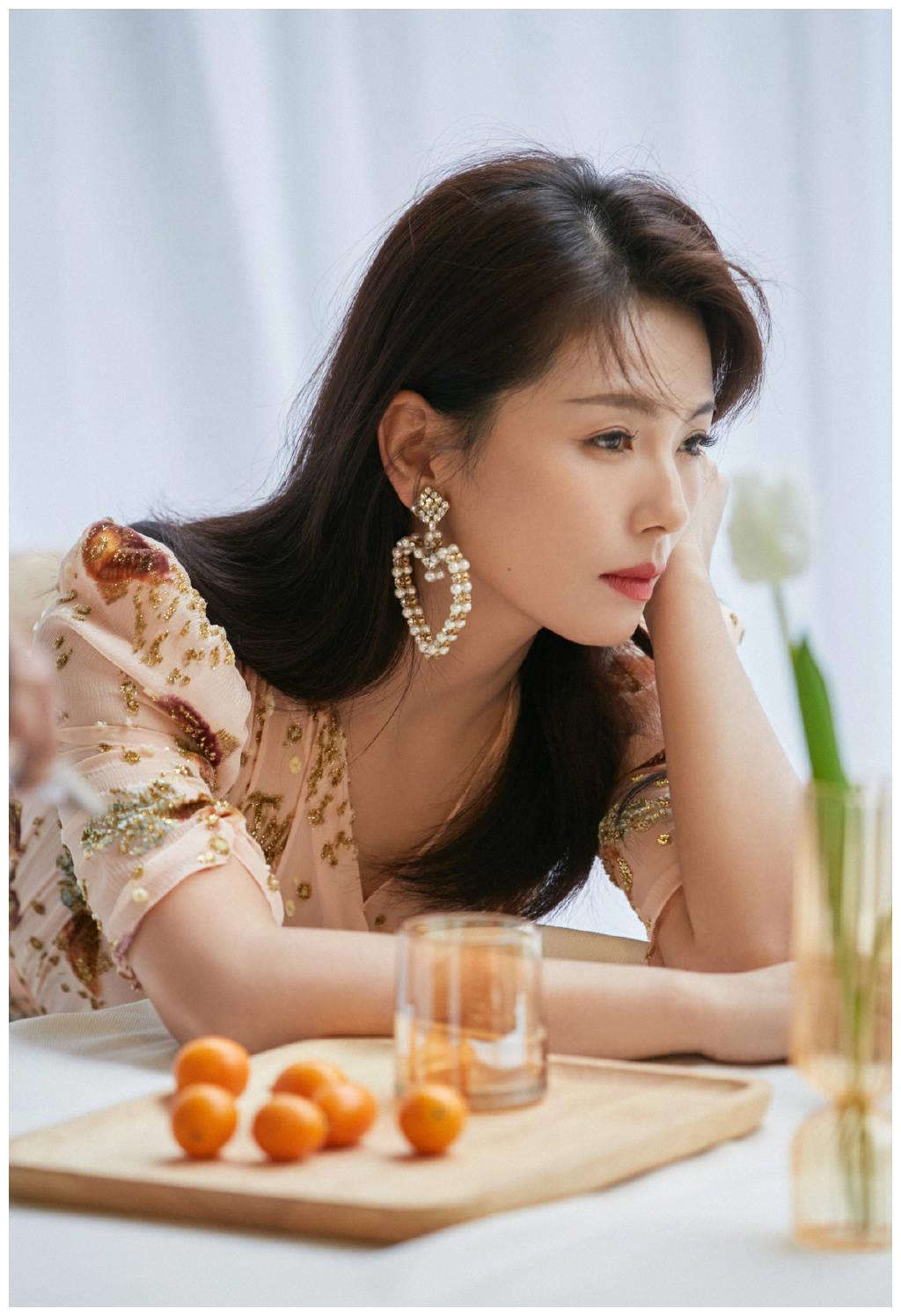 刘涛穿高叉裙气质温柔秀白皙美腿