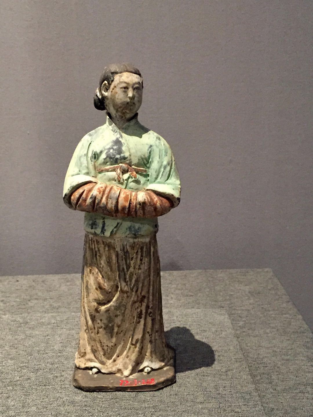 元朝彩绘女侍佣(鄂尔多斯博物馆馆藏)