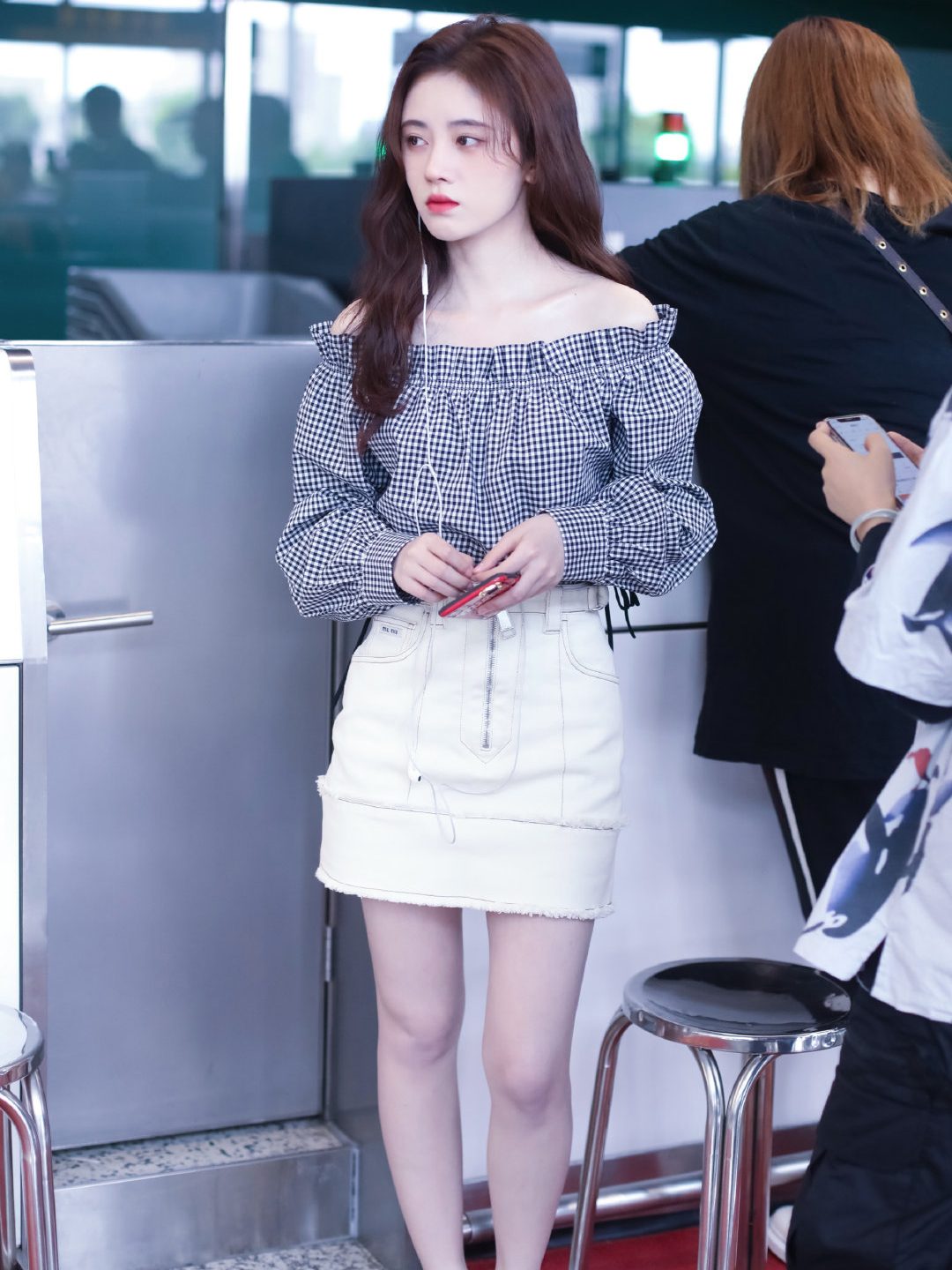 鞠婧祎一字肩搭配半身裙轻松显高10cm