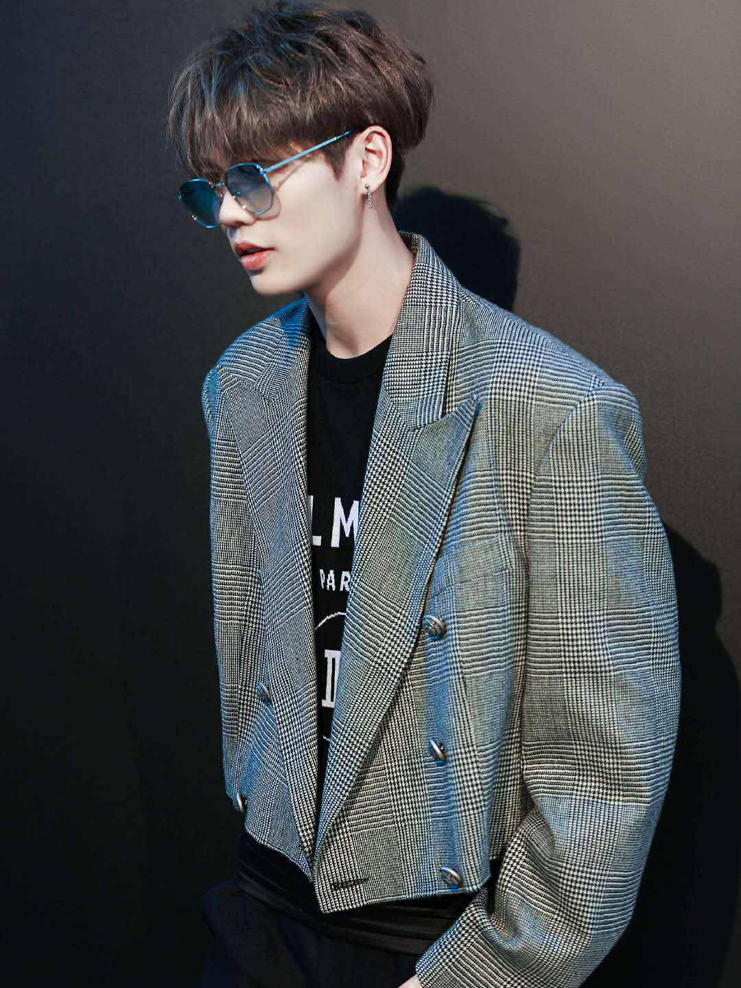 林彦俊时尚感满分格纹西装绅士帅气低调又特别