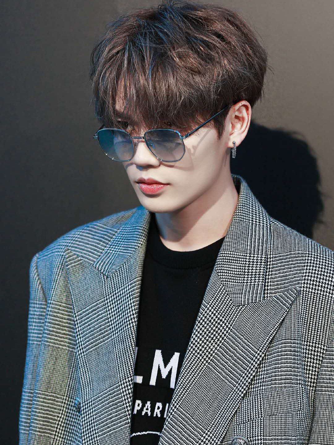 林彦俊时尚感满分格纹西装绅士帅气低调又特别