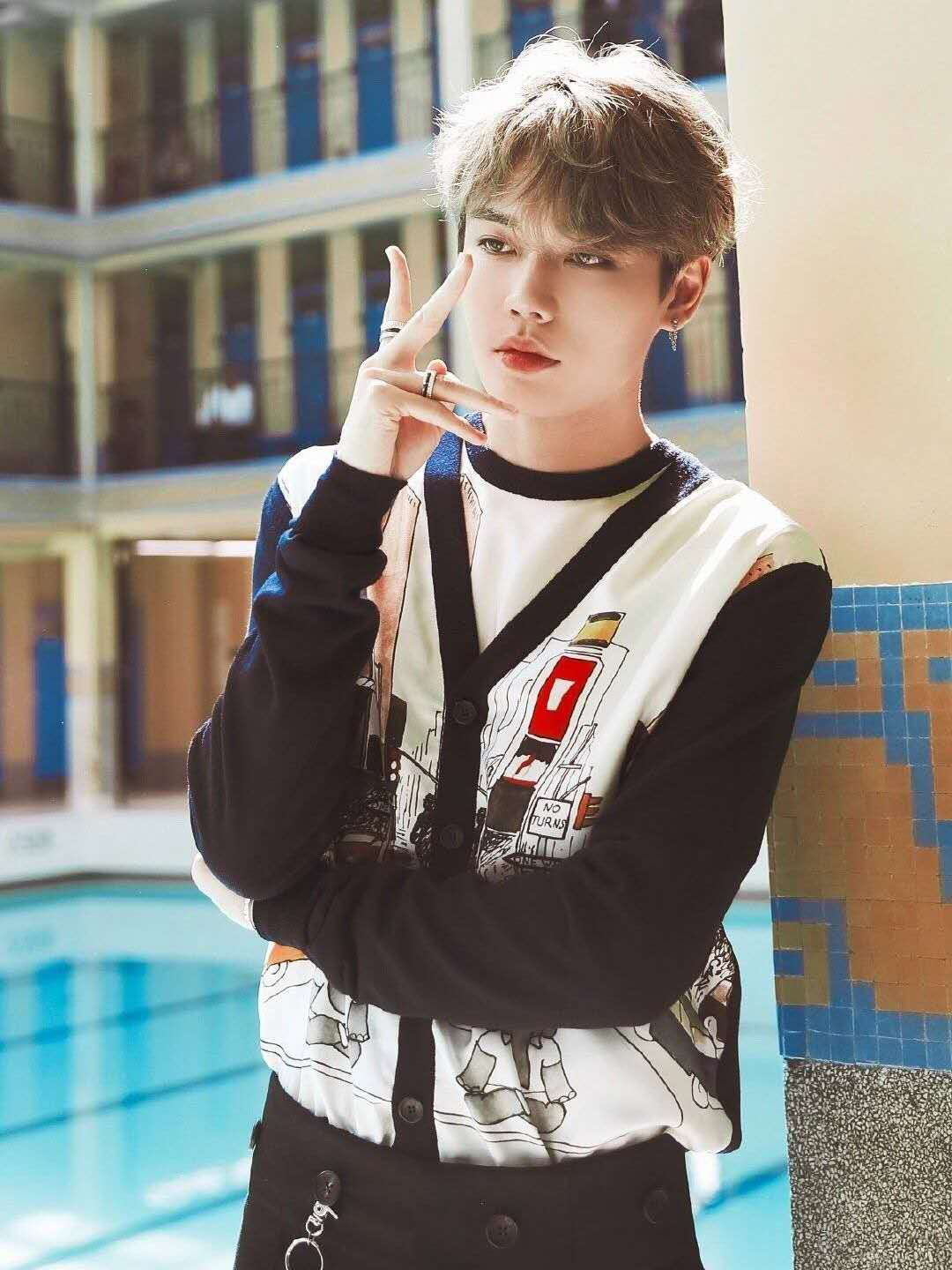 林彦俊时尚感满分,格纹西装绅士帅气,低调又特别!__财经头条