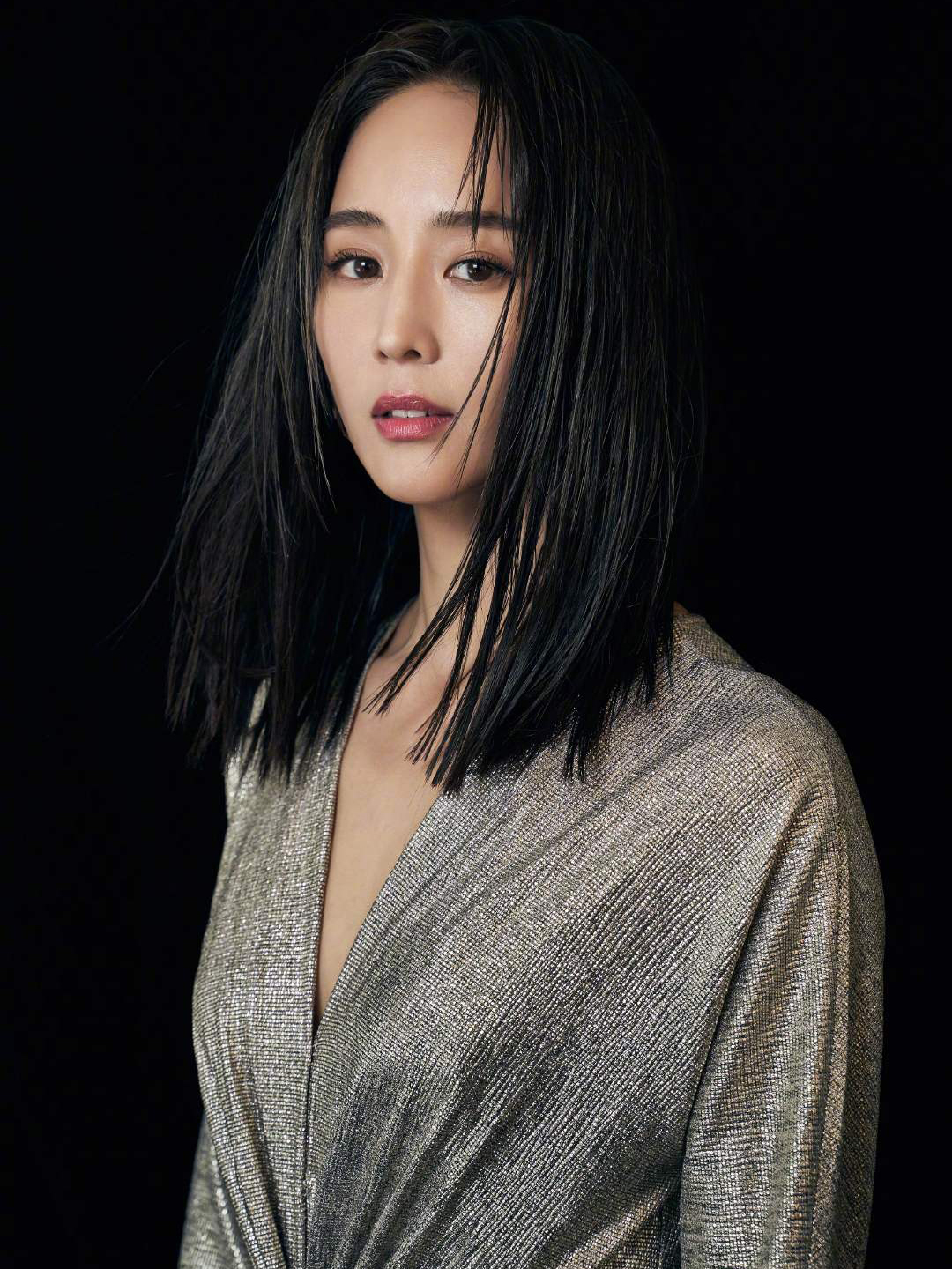 张钧甯又美了穿深v连衣裙藏不住的好身材