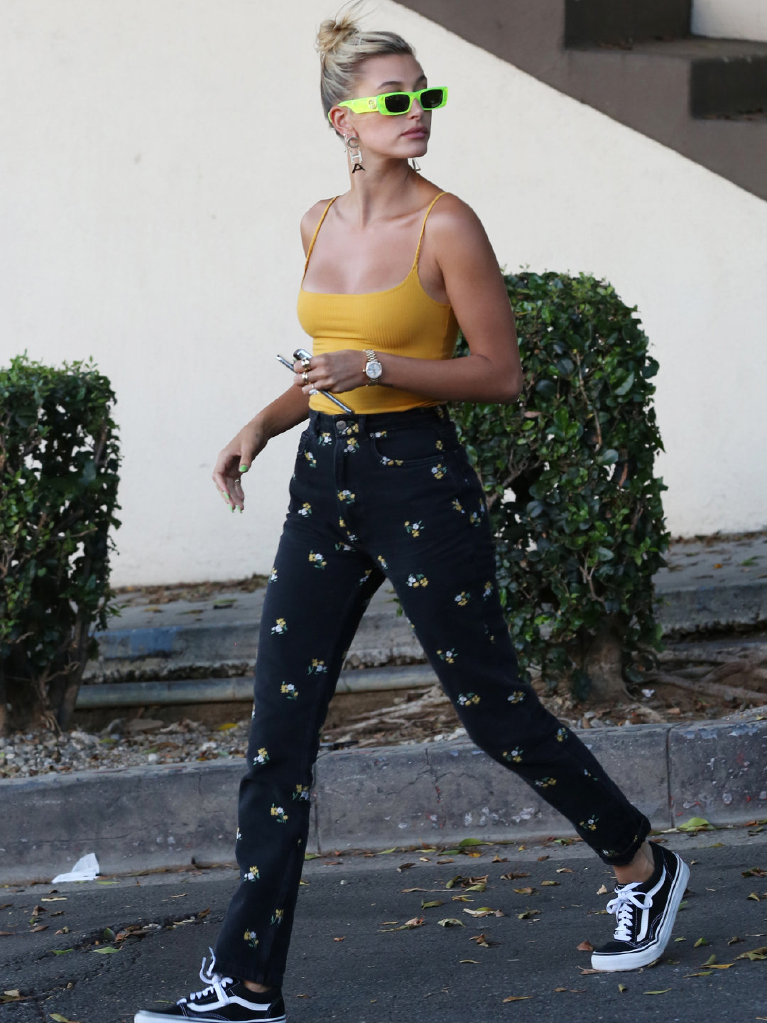 海莉穿吊带秀身材大长腿抢镜