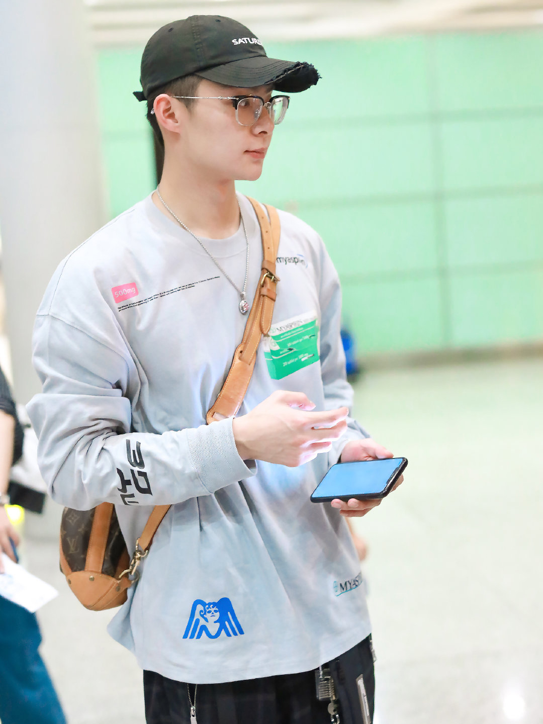 张铭恩脚上搭配的是粉色的时尚运动鞋,恋爱中的