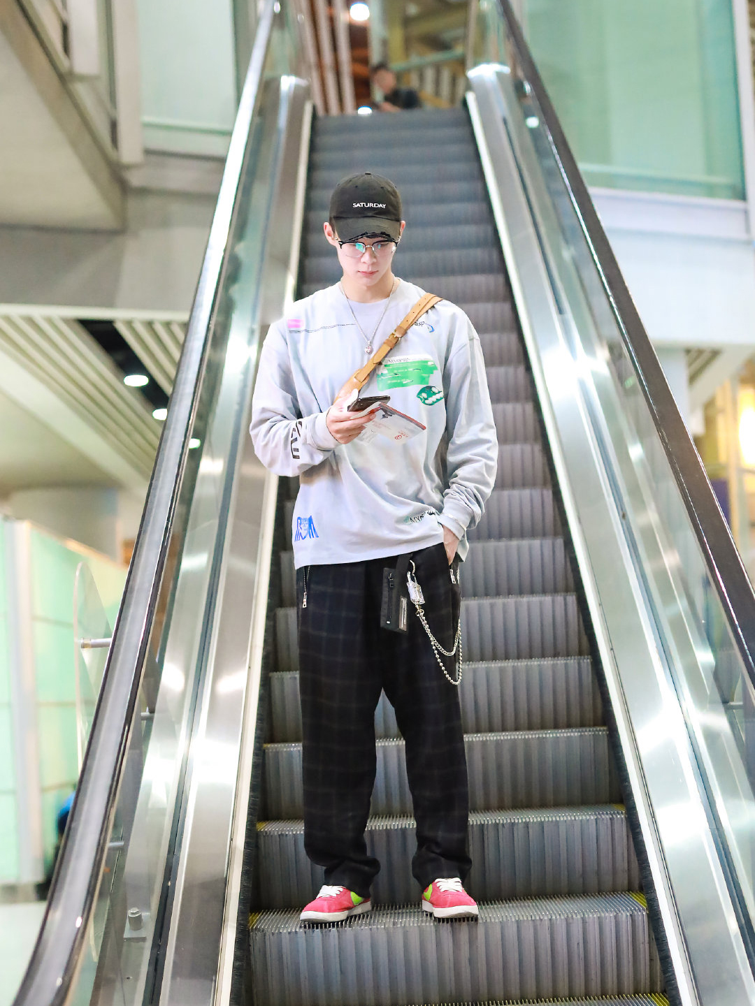 张铭恩越来越帅气一身休闲搭配差点认不出