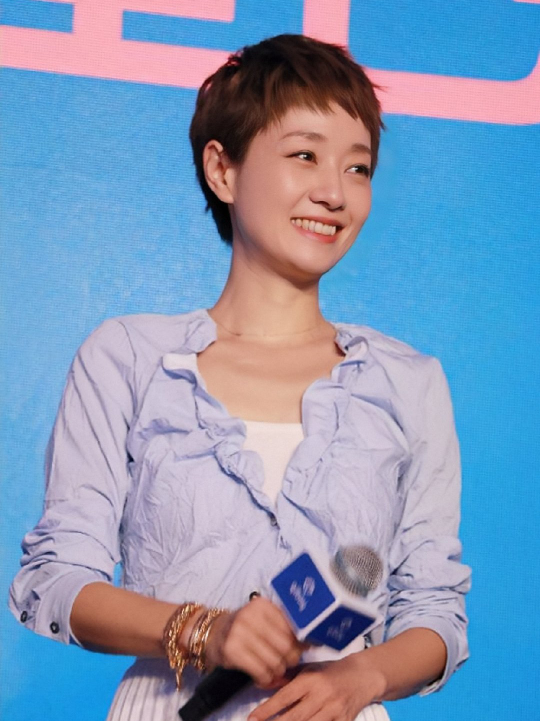 马伊琍现身穿百褶裙大秀长腿离婚后状态越来越好