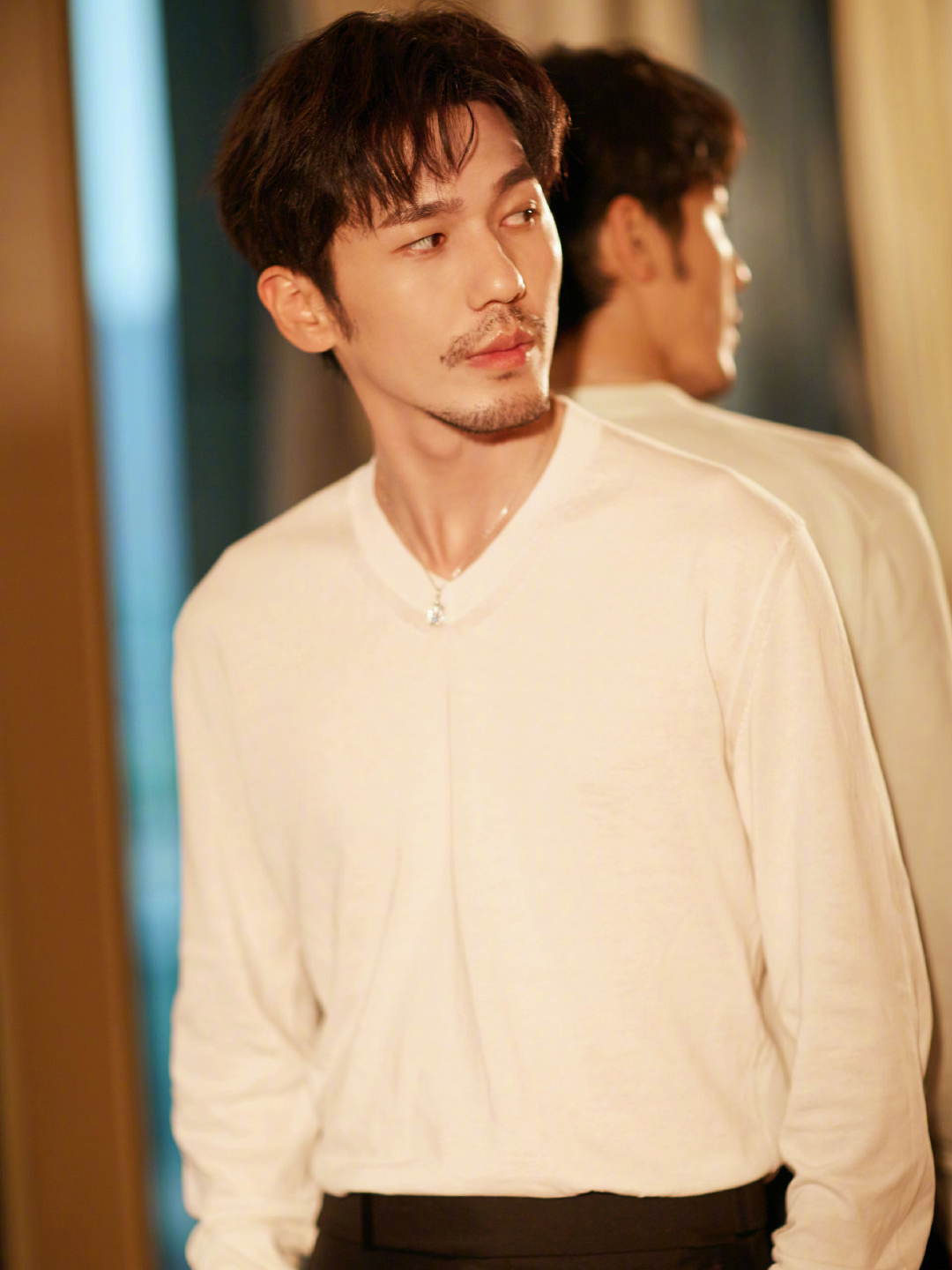 白宇终于刮胡子啦蓝色牛仔造型少年感十足