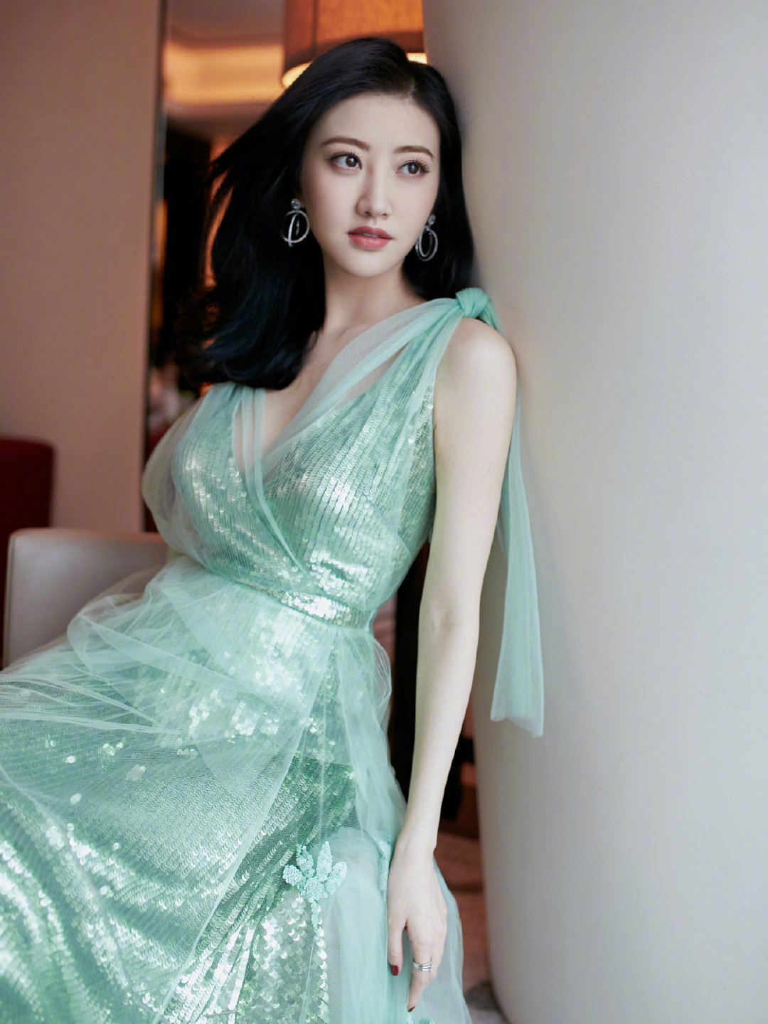 景甜身穿薄荷绿长裙现身仙气足美得高级而优雅