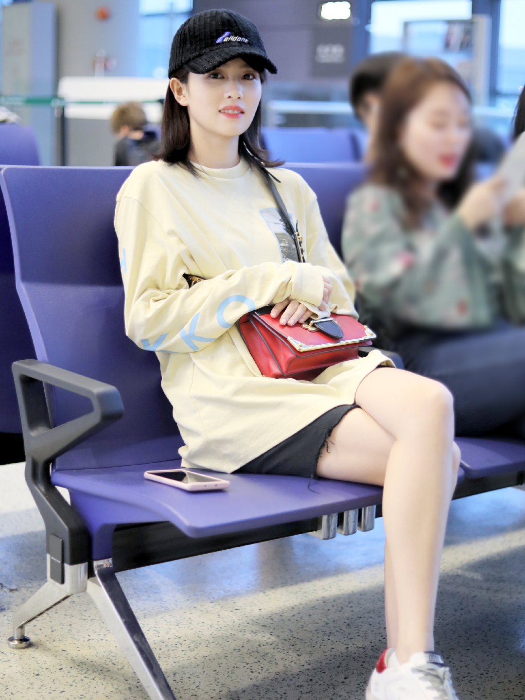 白鹿素颜现身双马尾搭配马术帽颜值高就是任性