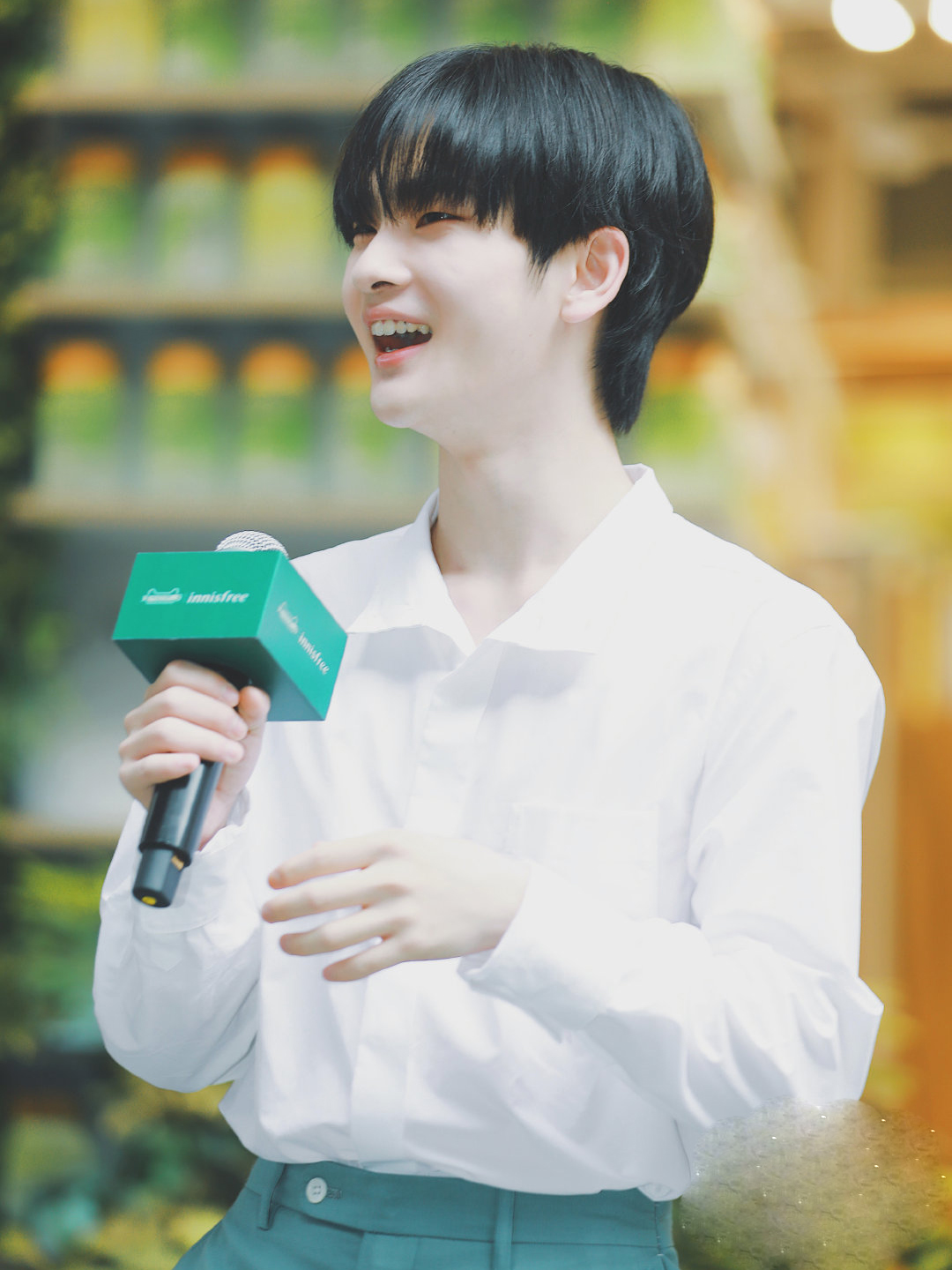 周震南白色衬衫还可以这么穿?清爽又帅气!__财经头条