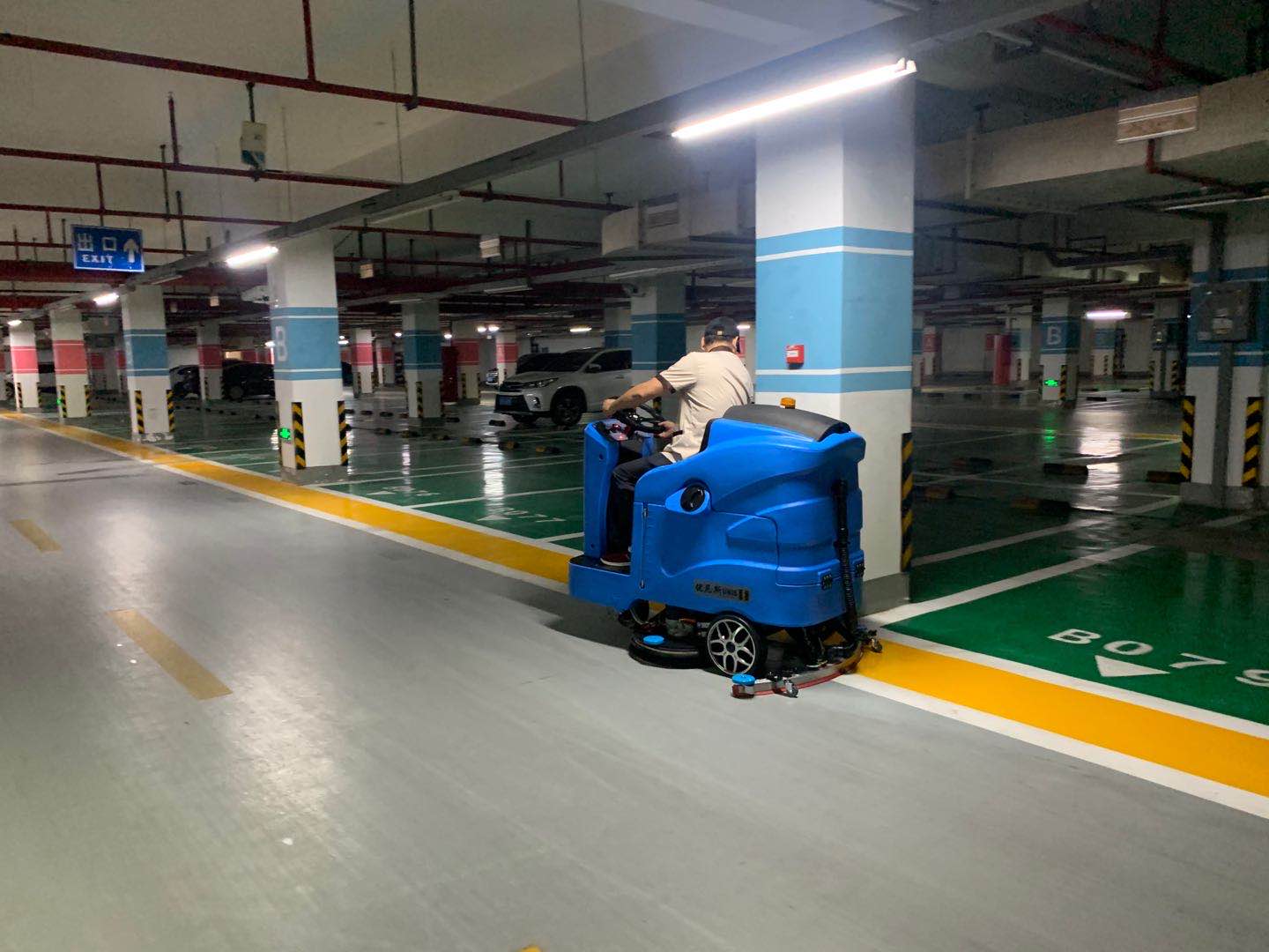 地下车库清洗就选优尼斯驾驶式洗地机