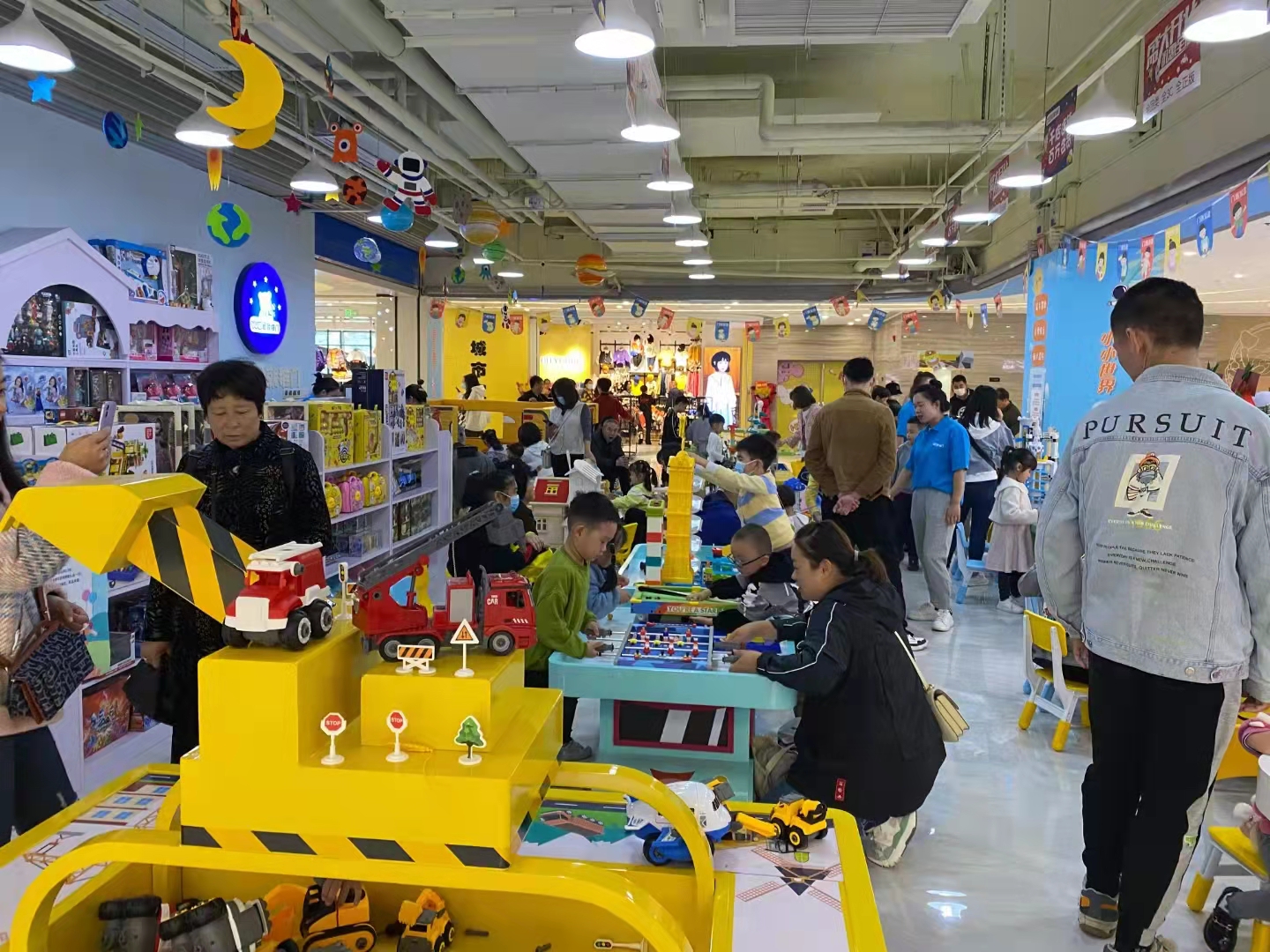 爱就推门100平的玩具专卖体验店可以容纳多少项目多少小朋友