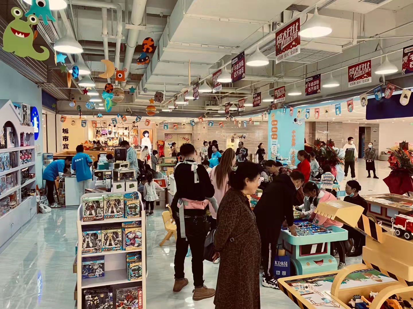 爱就推门100平的玩具专卖体验店可以容纳多少项目多少小朋友