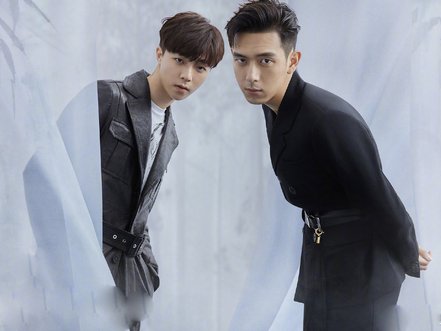 4/ 6陈立农身穿一件白色的t恤外搭一件黑色的皮