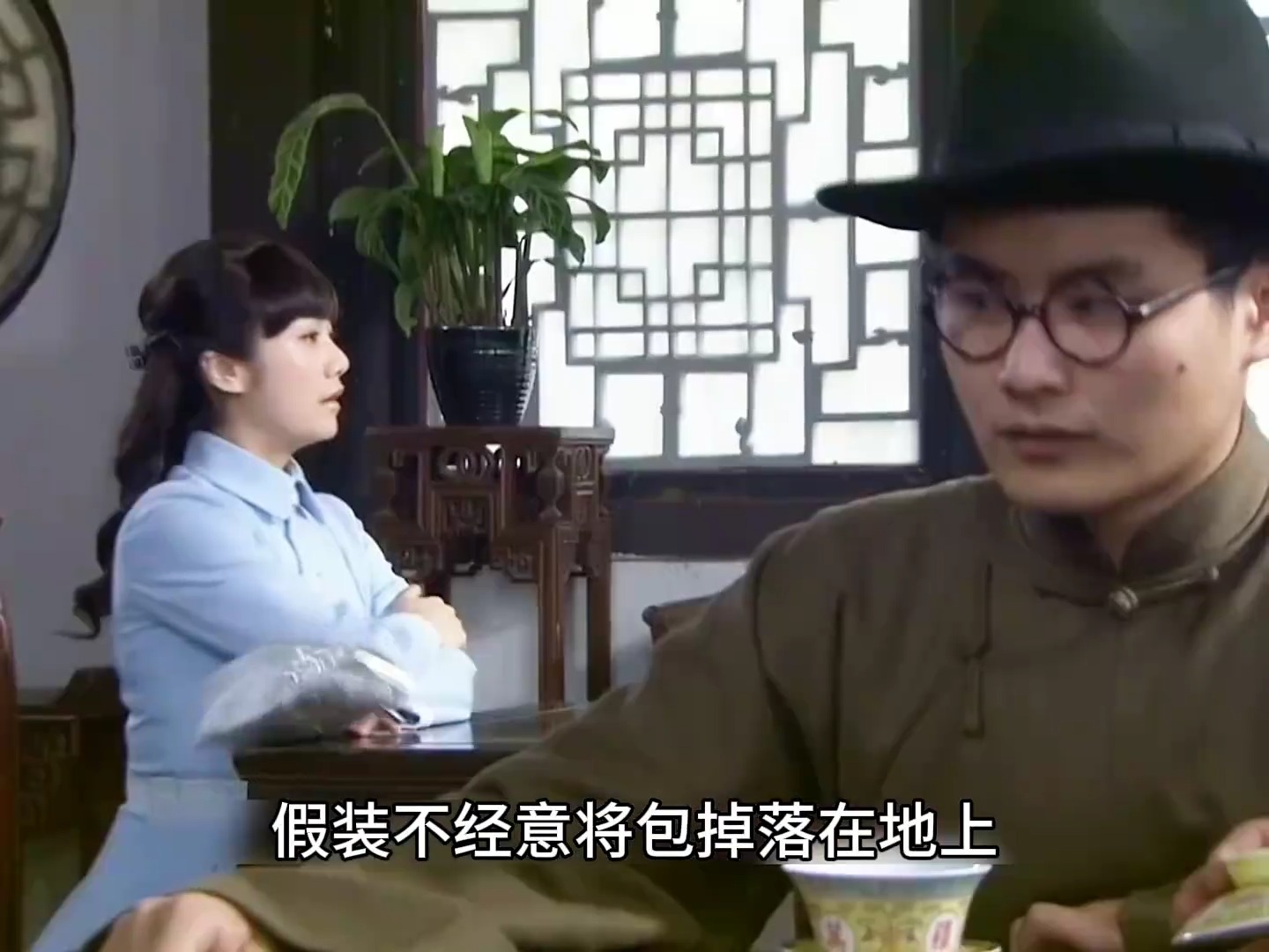 女地下党来到茶馆接头，立马就察觉出不对劲