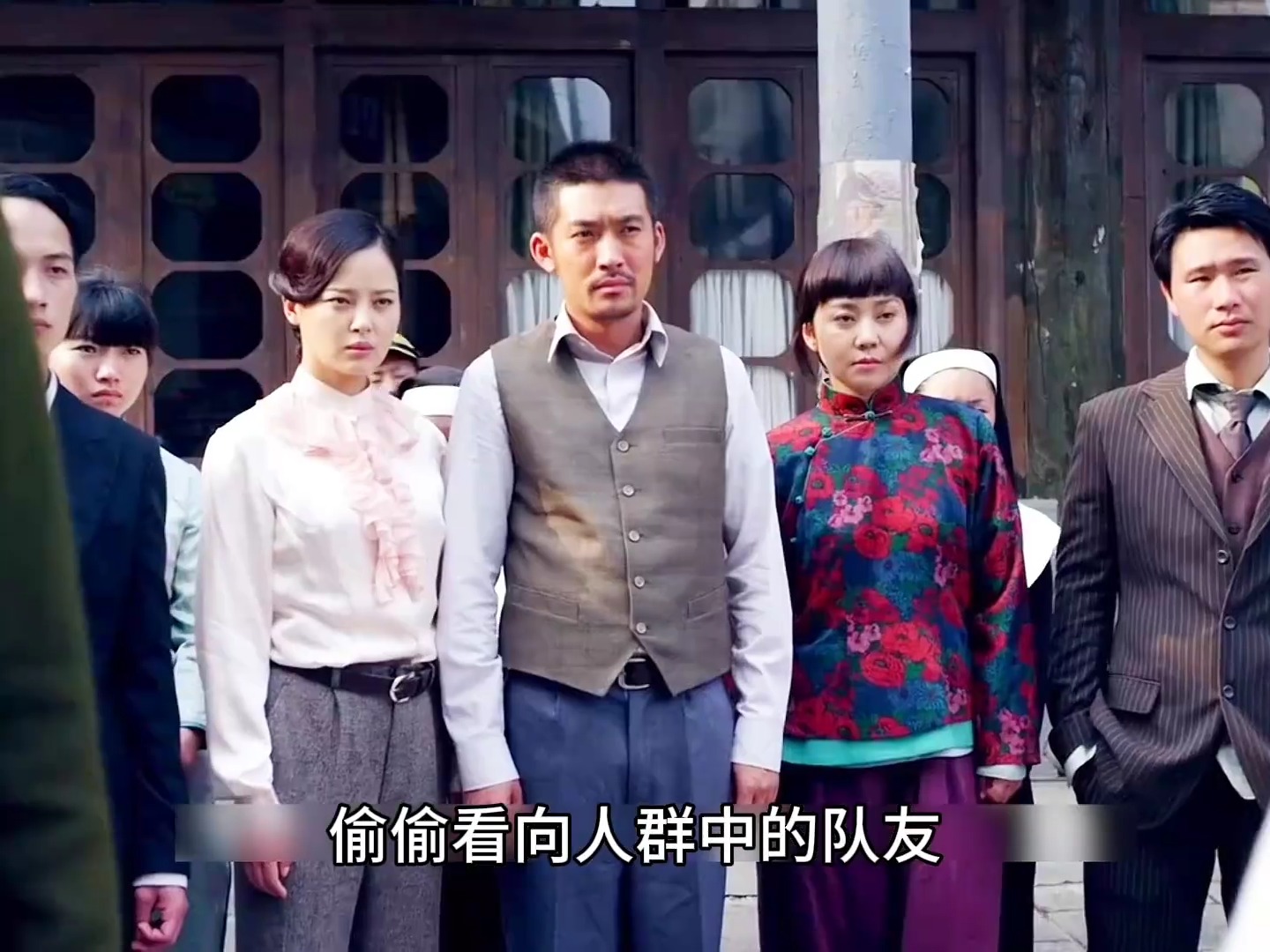 地下党利用点烟的动作，向队友传递重要情报