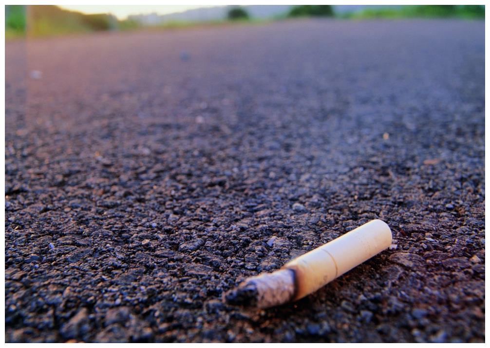 员工随手丢烟头,结果连烧6辆公交车,你知道烟头有多少度吗