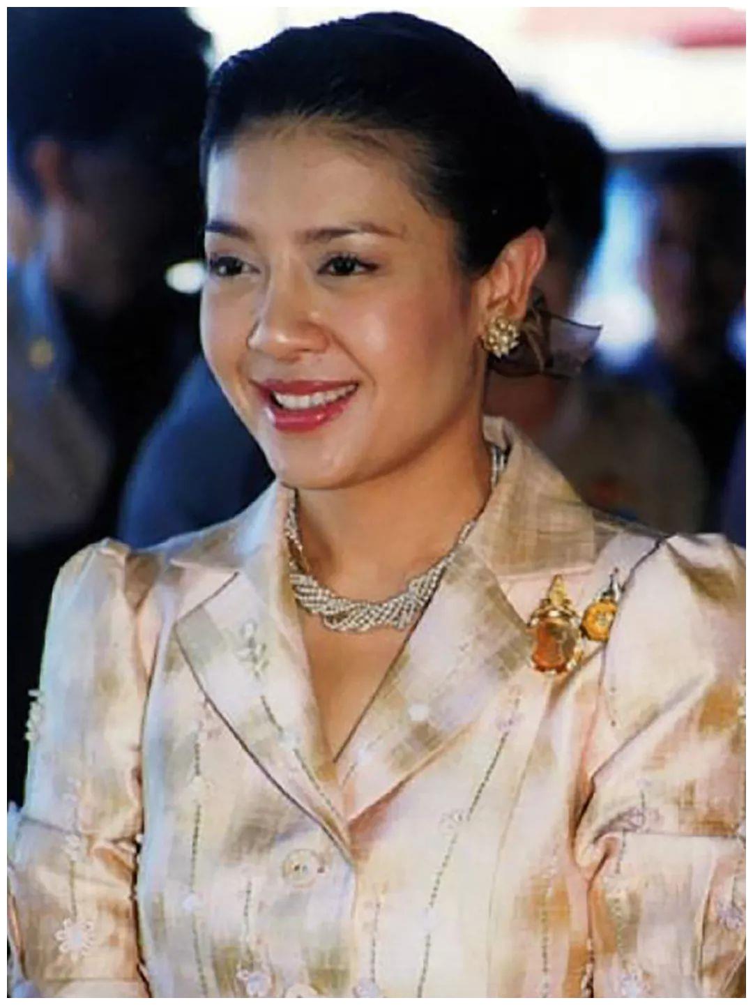 西拉米太善良,不忍心小女孩跪水泥地上,匆忙蹲下扶她连鞋都掉了