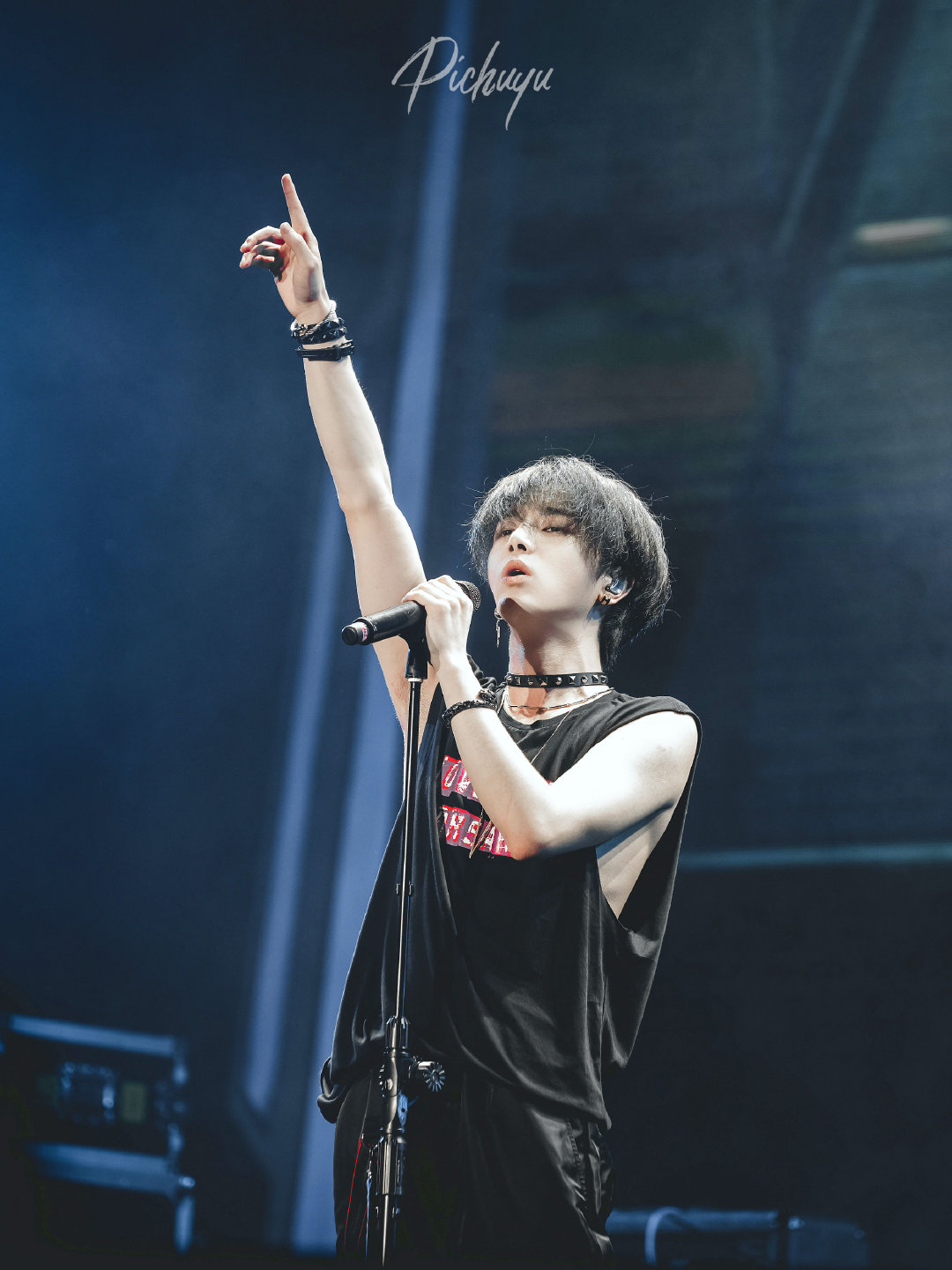 华晨宇照片中的工作服：是华语乐坛领军人也是为舞台服务的工作者休闲区蓝鸢梦想 - Www.slyday.coM