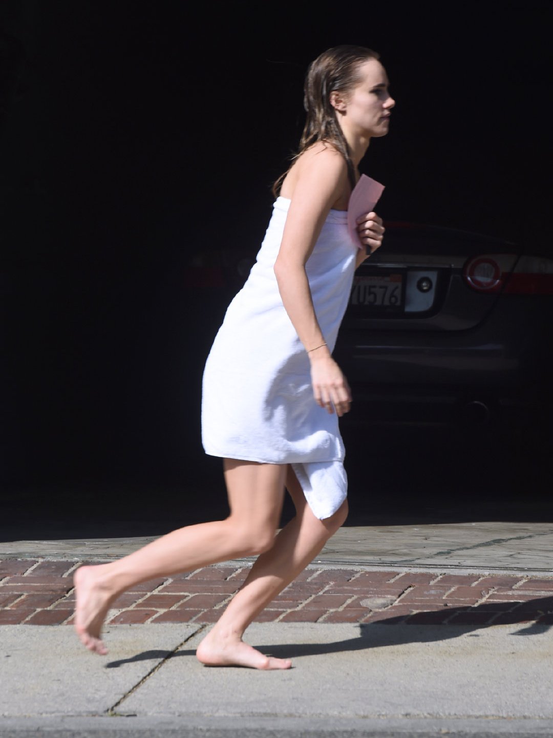 174cm苏琪裹一块布就出门光脚抢镜