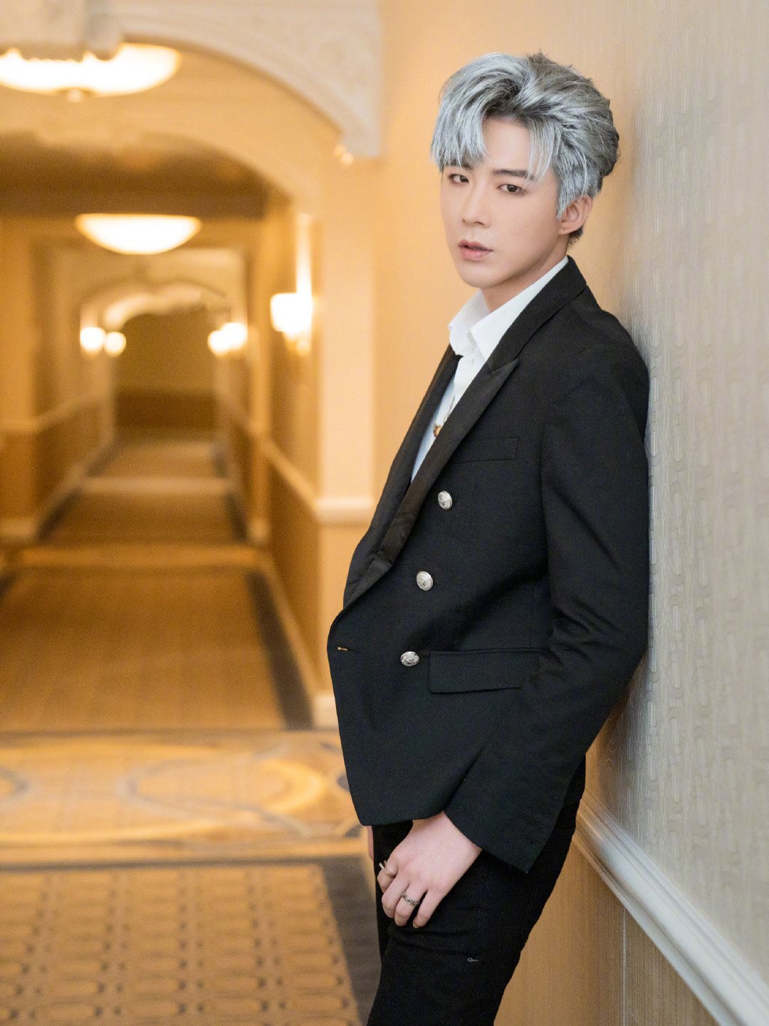 189cm刘宇宁穿一身黑色西装新发型抢镜