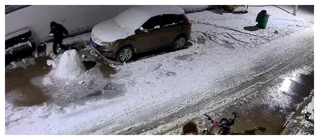 河南:两孩子故意踹坏别人堆的雪人,被男子拉回来重新堆了一个休闲区蓝鸢梦想 - Www.slyday.coM 河南:两孩子故意踹坏别人堆的雪人,被男子拉回来重新堆了一个休闲区蓝鸢梦想 - Www.slyday.coM