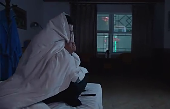头蒙被子里,一个人看惊悚片,冷不丁冒出一个人来