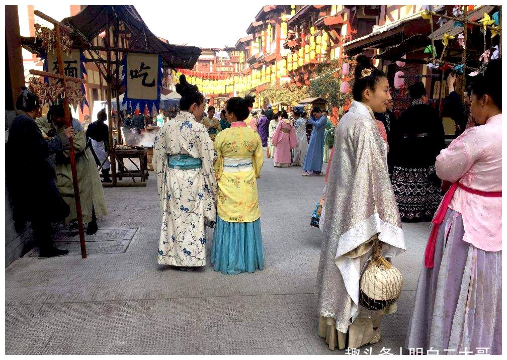 横店群演真实生活美女成群只要几十元就干一天到点儿领盒饭