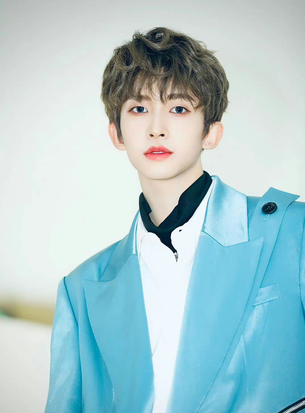 卷发是男明星千篇一律发型里的惊喜