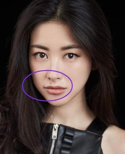 原来的朱珠人中有颗痣,这是一个非常特别记号,在娱乐圈非常少见,但