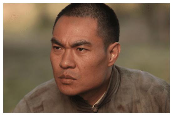 李君峰不惧时光沉浮,将小人物演的深入人心,展示演员的自我修养