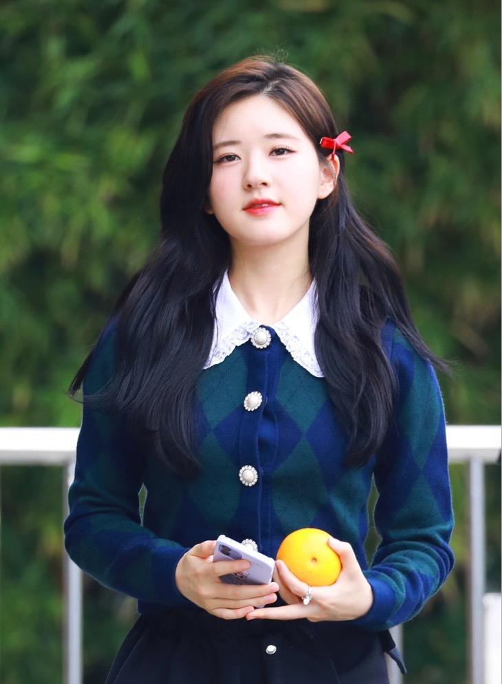 赵露思快本录制上班路透蓝绿格子衫搭配黑色短裤少女感十足