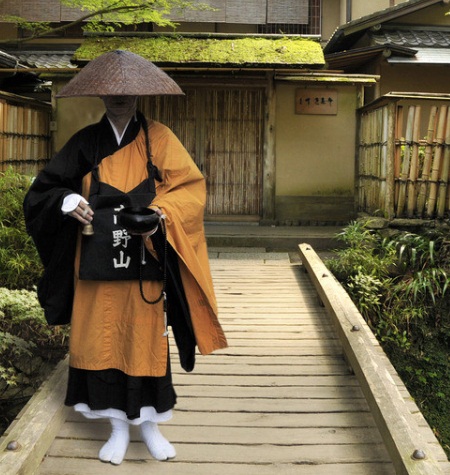 无间》曾经曝光的角色"天海"看起来虽然是个僧人,但打扮更像日本僧人