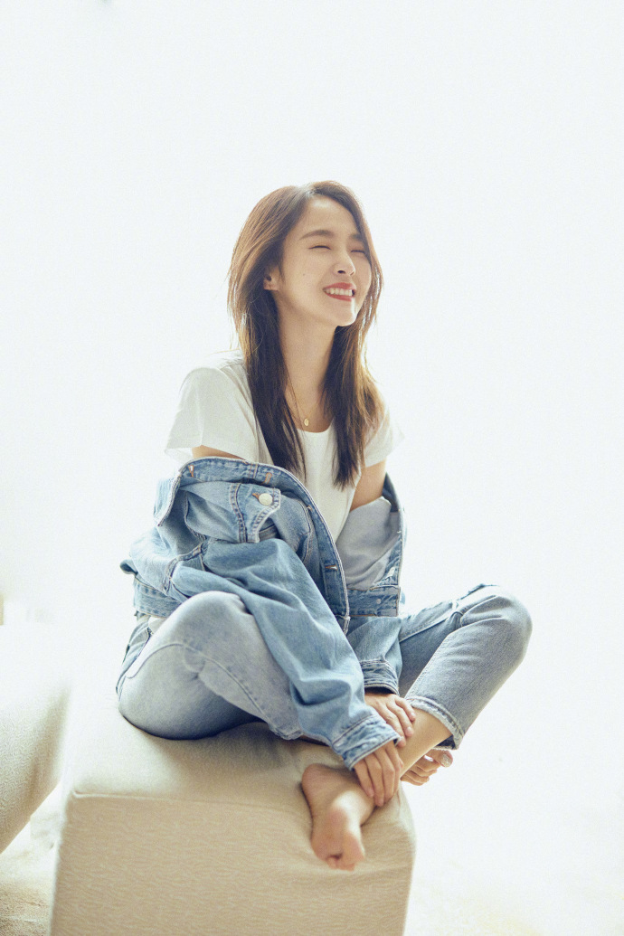 张佳宁牛仔套装,再忙也要保持快乐