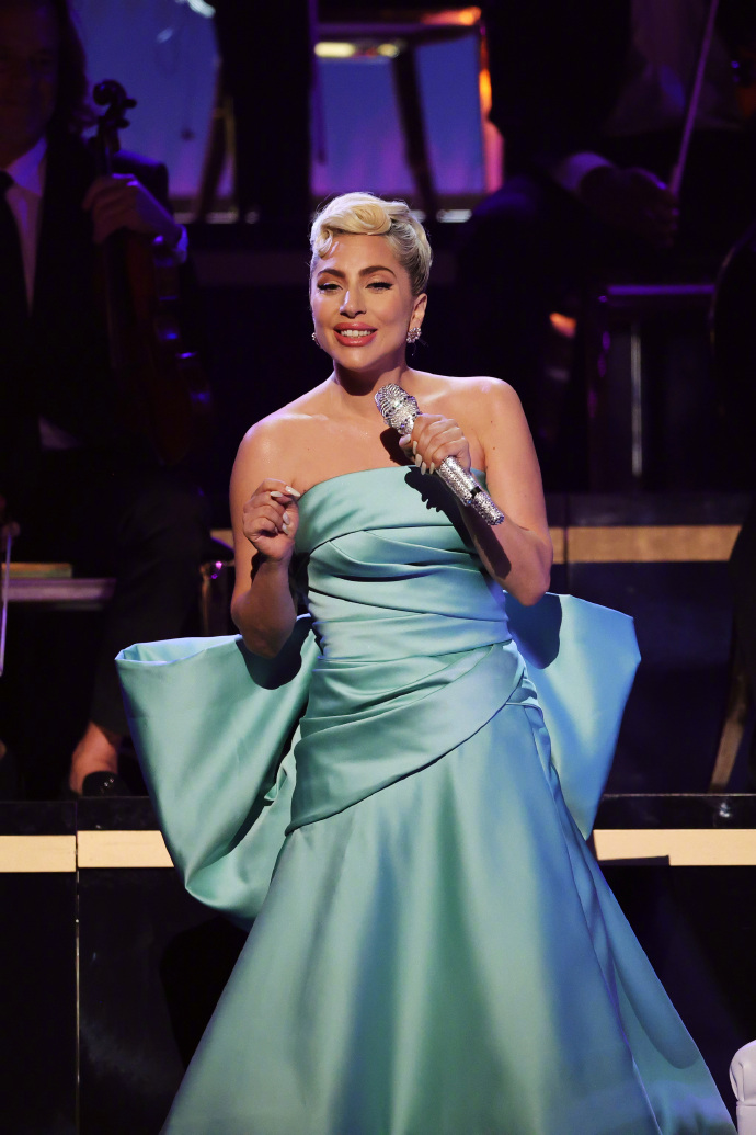 除了在音乐上有颇高的成就之外,lady gaga在影视方面也给人带来精彩的