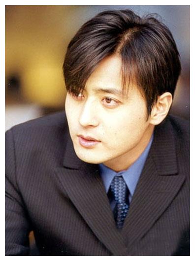 20多年前,张东健曾被称为"韩国第一帅哥",是南韩整容范本