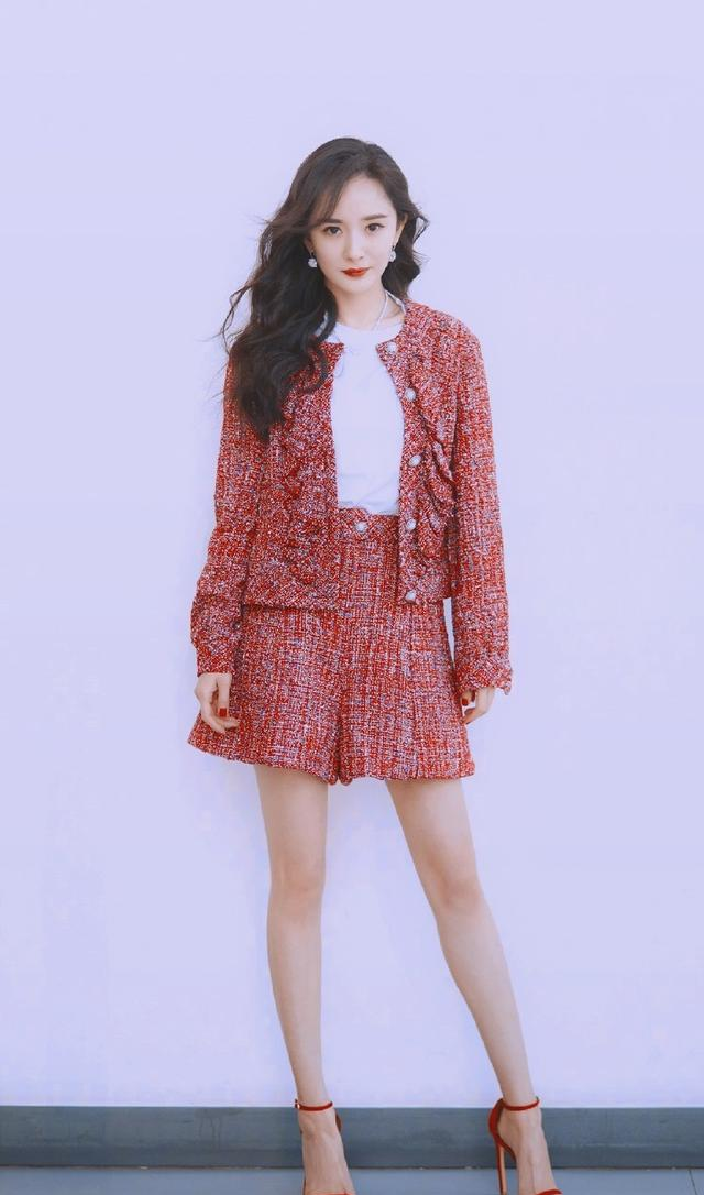 杨幂穿着玫红色的小香风套装,亮丽颜色抓人眼球