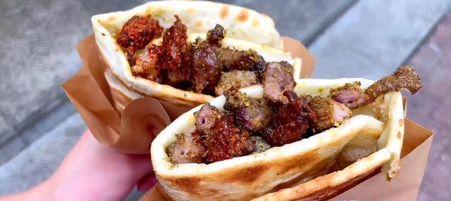 看看烧饼夹羊肉串看着这一根根串起来的羊肉串就知道店主很用心地在做