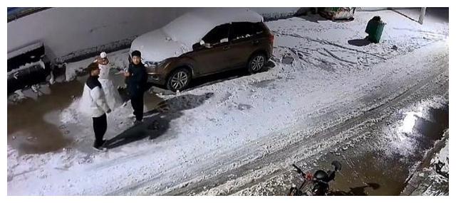 河南:两孩子故意踹坏别人堆的雪人,被男子拉回来重新堆了一个休闲区蓝鸢梦想 - Www.slyday.coM 河南:两孩子故意踹坏别人堆的雪人,被男子拉回来重新堆了一个休闲区蓝鸢梦想 - Www.slyday.coM