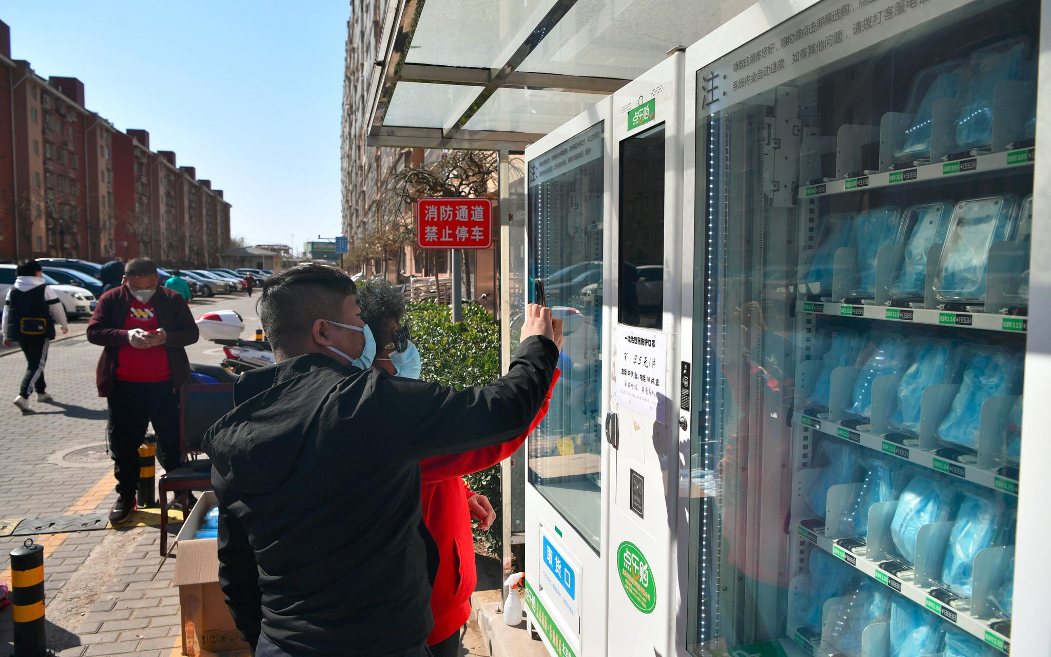 口罩自动售卖机进入小区 居民可自由购买 售价3.5元一个