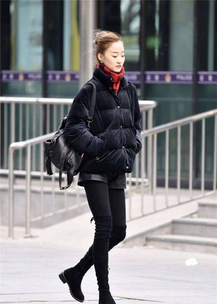 路人街拍图一小姐姐羽绒服搭配过膝长靴简约时尚又百搭