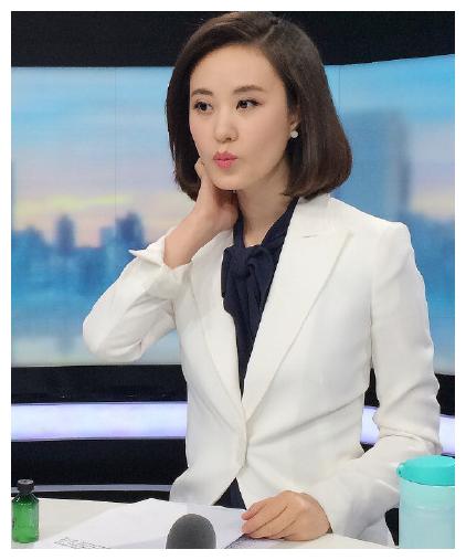 今天要提到的这位美女主持人,也是相当的不简单,她曾经是重庆市的文科